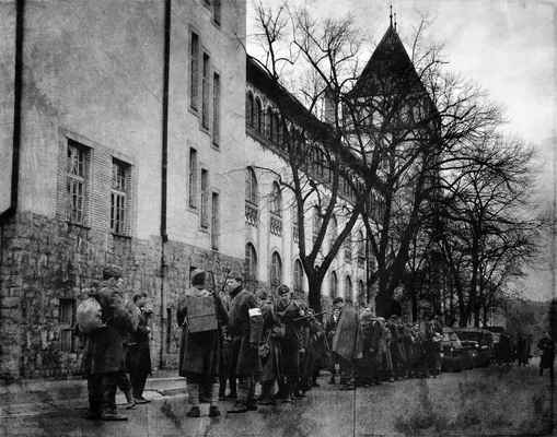 Zastali sme na ulici M. M. Hodžu pred gymnáziom na autentických miestach, kde sa pred 70 rokmi 4. apríla sústredili vojaci 1. československého armádneho zboru.