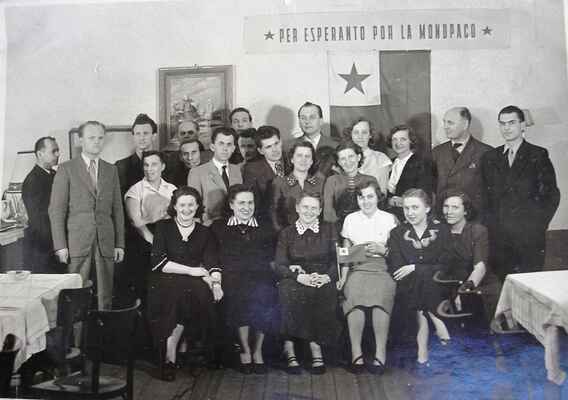 Esperantský klub v Sokolovně Pardubice (1954)
Esperanto-Klubo en la Gimnastikejo Pardubice (1954)