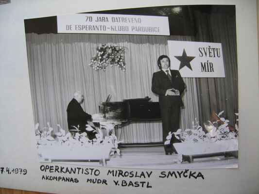 Barytoniska M.Smyčka vystupuje na oslavách 70 let klubu. - Baritonisto M.Smyčka koncertas dum la solenajxo okaze de 70 jaroj de la klubo.