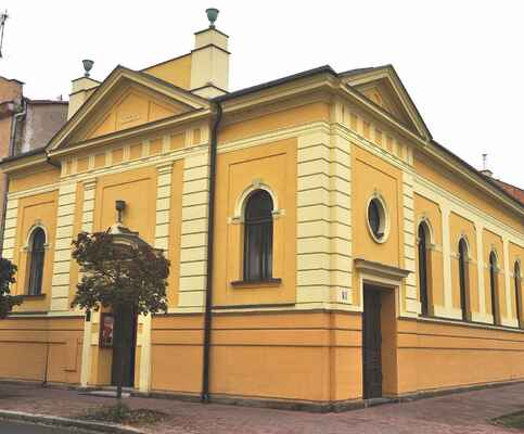 Evangelický kostel v Pardubicích (1897), jehož zakladatelem je Františke Hoblík. - Evangelia preĝejo en Pardubice, kies fondinto estas František Hoblík.