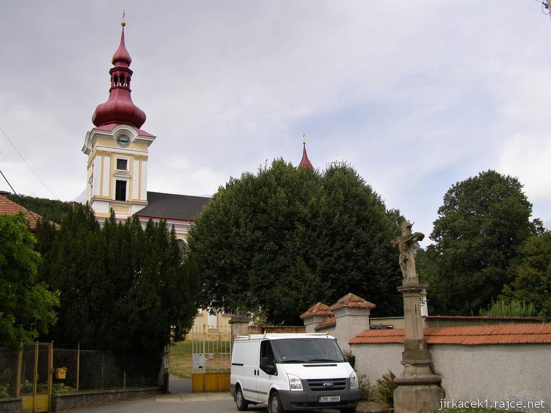 Pustiměř - kostel sv.Benedikta a kříž s Kristem u vstupní brány