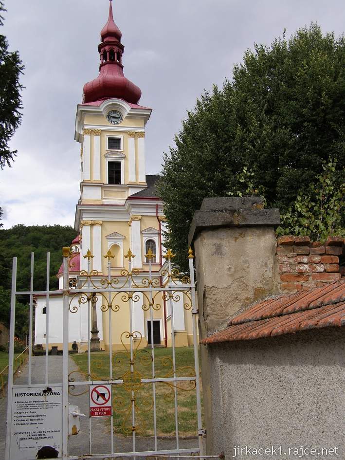 Pustiměř - kostel sv.Benedikta a vstupní brána