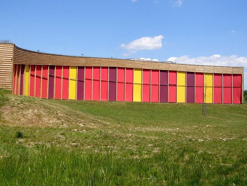 Horka nad Moravou - ekologické centrum Sluňákov - sluneční strana budovy