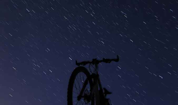 Svatojánská noc - na Dlouhou Louku, kde nechávám auto, dorážím s hvězdnou oblohou na střechou ... nad kolem