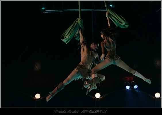 Duo Mendoza - vzdušná akrobacie