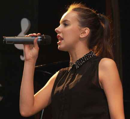 Vycházející hvězdička Míša Doubravová, zpěvačka i herečka, která si v Kralupech poprvé v životě vyzkoušela roli porotkyně.